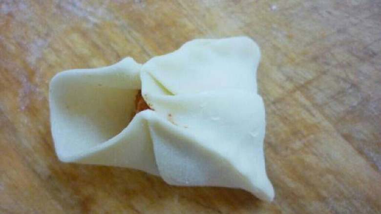 蝴蝶蒸饺,4.将馅心包起来，把两条直边捏起来。
