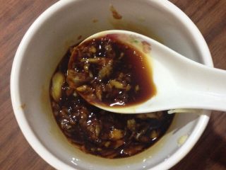 酸菜水饺,如图沾蒜泥汁吃