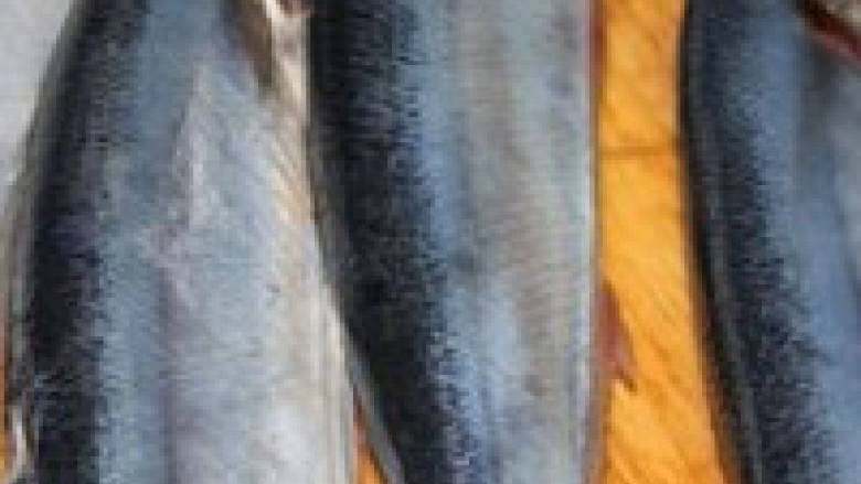 盐煎秋刀鱼,过程很简单，就是把鱼买回来，洗干净去肠子，砍段，沥干水