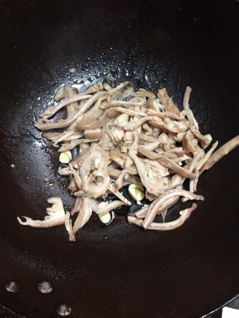 小炒肚丝,如图锅里放油，放蒜，加入肚丝，