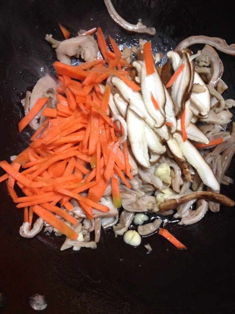 小炒肚丝,如图放入胡萝卜，香菇，加入生抽，
