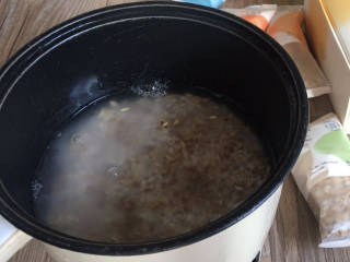 轻拌杂粮饭,再洗净沥水，放入电饭锅内，加入适量清水煮成干饭