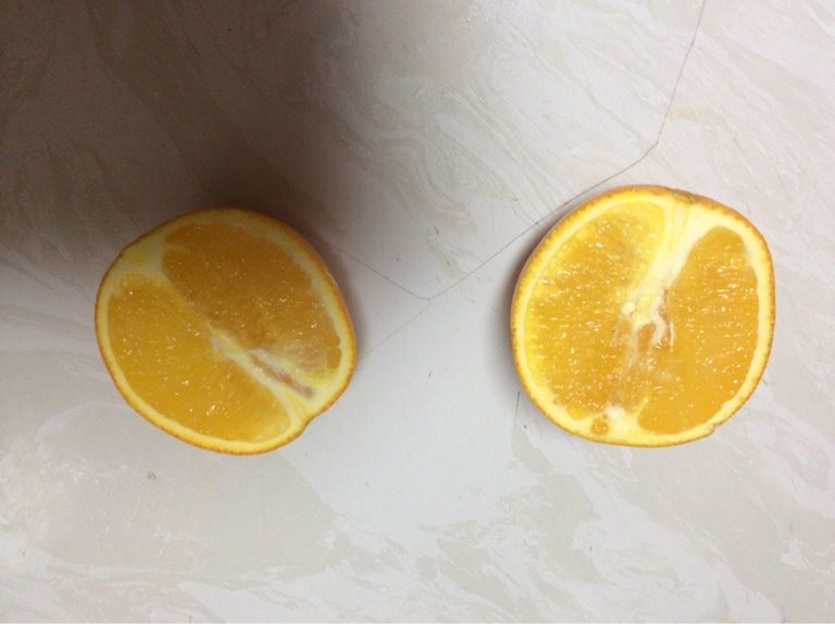 橙子果冻,把橘子对半切开