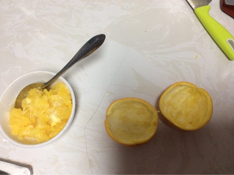 橙子果冻,用勺子把果肉挖出