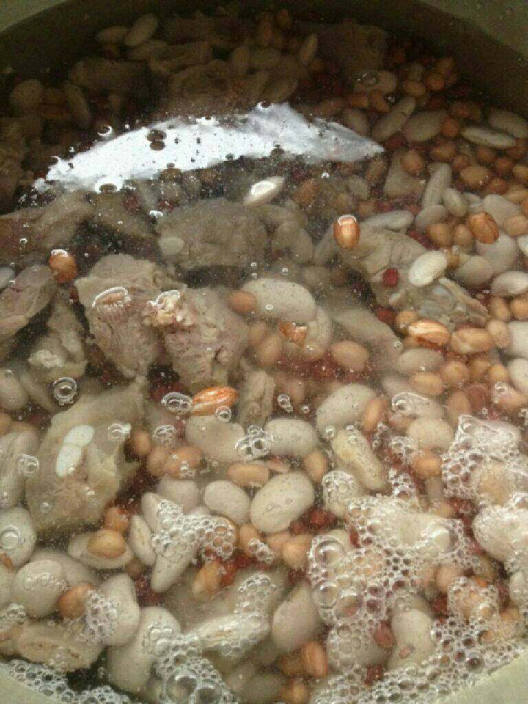 〈咸〉腊八粥,把排骨跟提前泡好的豆豆放入锅里，加入清水煮开
