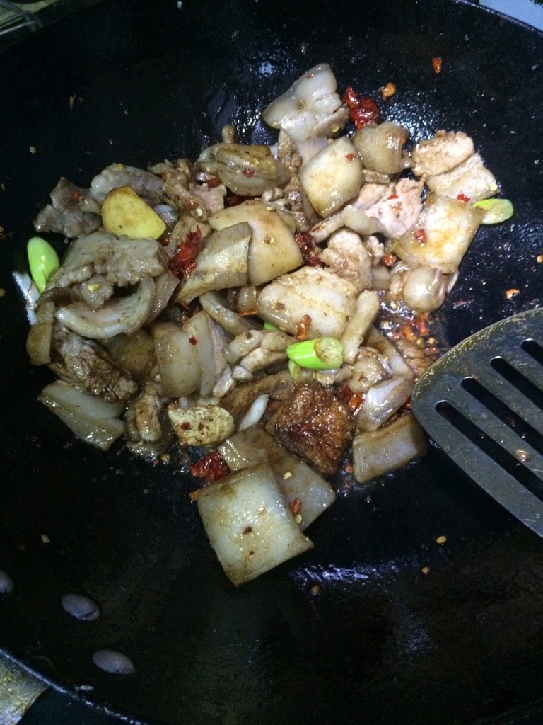 锅贴猪肉白菜炖粉条,如图待五花肉中油脂炒出，下葱姜辣椒，八角一个，花椒一小嘬翻炒