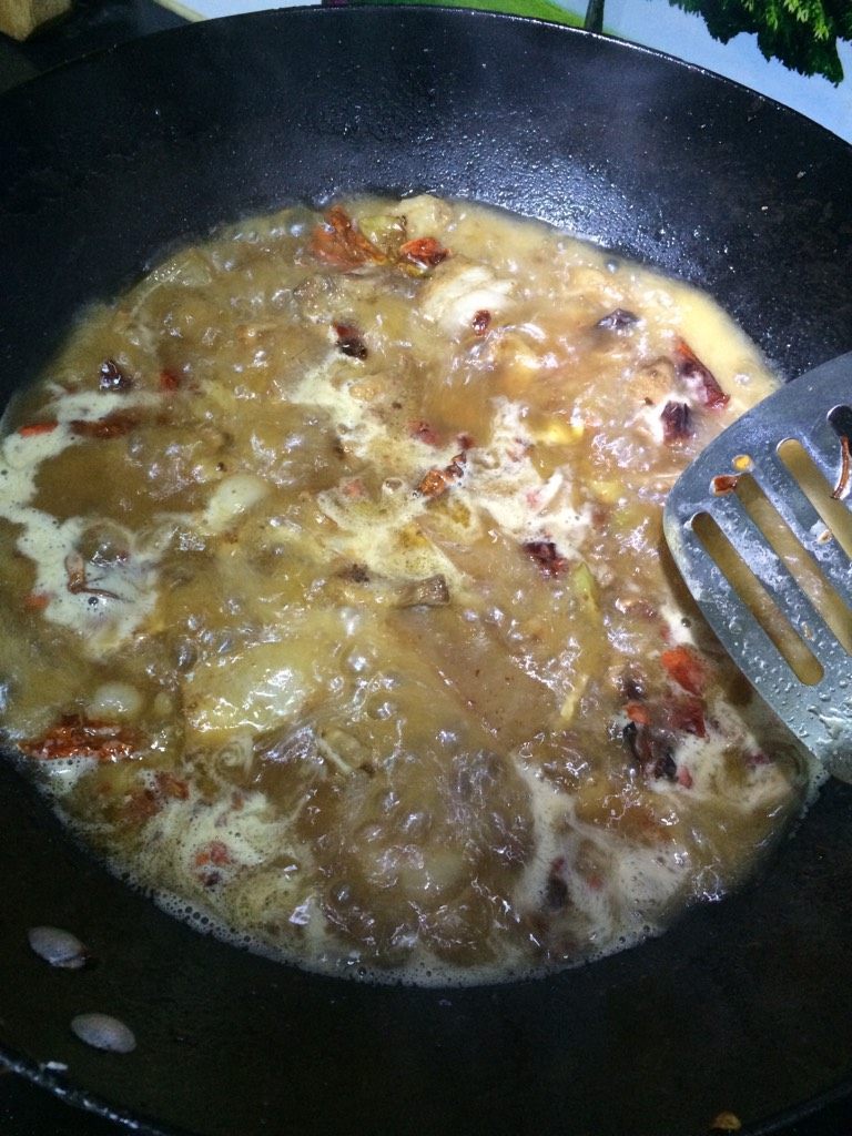 锅贴猪肉白菜炖粉条,如图待炒出香味后加入一大碗开水，加盐调味