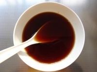 糖醋脆皮豆腐,先调糖醋汁。
按水：醋：糖：味极鲜：料酒为5:4:3:2:1的比例，再加两勺番茄酱和匀。