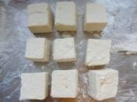 糖醋脆皮豆腐,将每块豆腐都裹上干淀粉。

