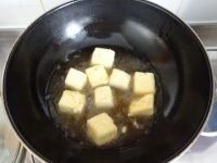 糖醋脆皮豆腐,炸至表皮变脆，颜色金黄即可。