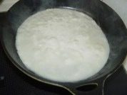 鸡蛋油条卷饼,转动锅子，使其成为圆形。
