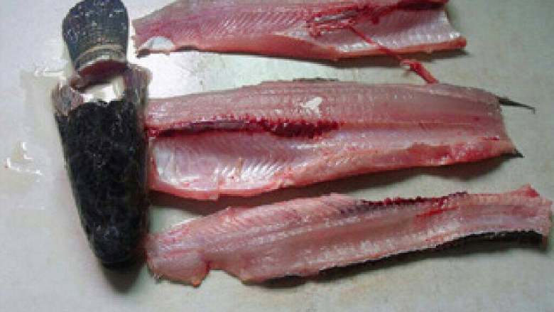 酸菜鱼, 鱼洗净去头。刀到从脊背处处理成两片。