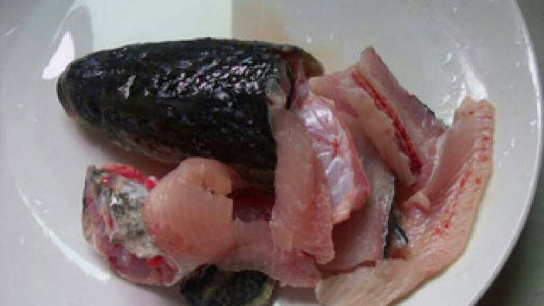 酸菜鱼, 鱼头鱼骨洗净血污备用。最好多洗几遍这是后来鱼汤奶白的关键。