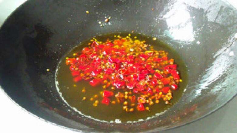 酸菜鱼,锅里放油，放入花椒和辣椒圈，小火烧，