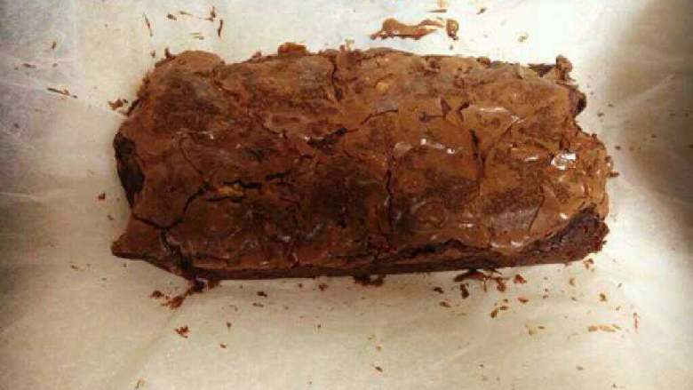 核桃巧克力布朗尼,入预热170度的烤箱中下层烤20-30分钟，【我烤的久了皮有点脆，不影响口感】