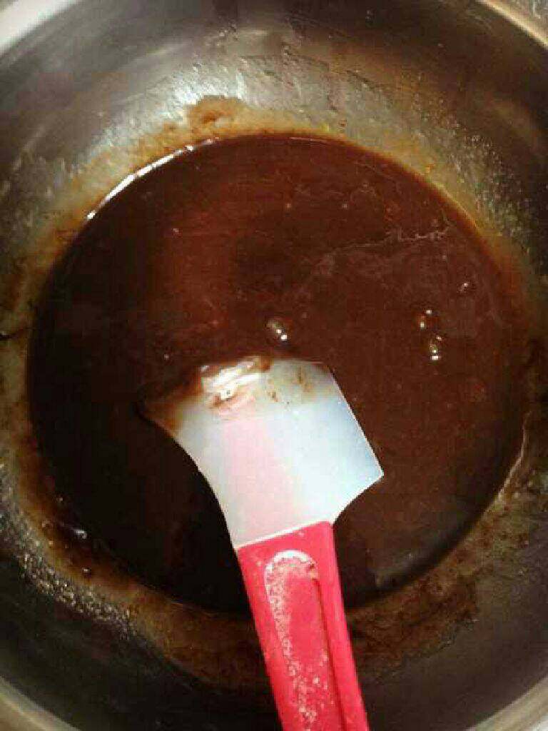 核桃巧克力布朗尼,把融化后的巧克力放上一步的溶液里搅拌