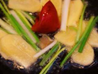 酸萝卜老鸭汤,锅内做油，油热后下入小葱段，姜片，泡椒，泡姜炒香