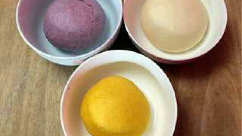 菊花馒头的家常做法, 将面粉分别加入酵母、水、紫薯泥、南瓜泥、细砂糖揉成个不同颜色的面团，进行发酵