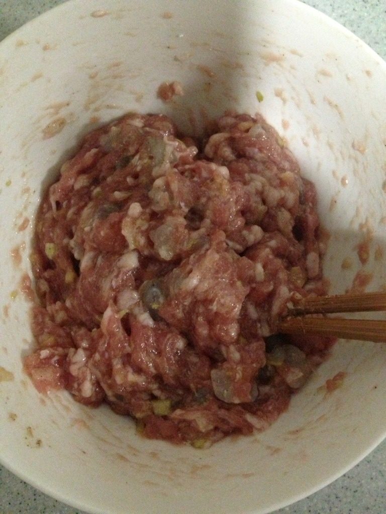 鲜虾冬瓜丸子汤,将虾放入肉馅搅匀，如图