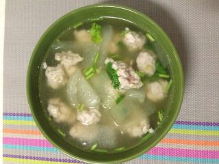 鲜虾冬瓜丸子汤,加入盐和香菜出锅，如图