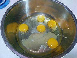 【蜂蜜海绵蛋糕】, 将鸡蛋打入盆中，并加入蜂蜜