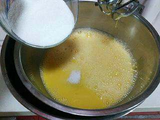 【蜂蜜海绵蛋糕】, 将打蛋盆坐入温水中，分次加糖将蛋液打发
