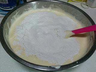【蜂蜜海绵蛋糕】,  筛入低筋面粉