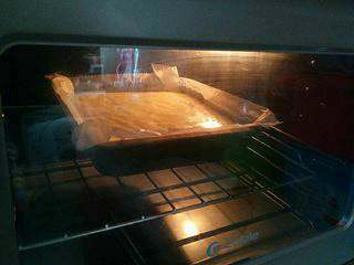 【蜂蜜海绵蛋糕】,  送入预热好的烤箱中层，180度35分钟