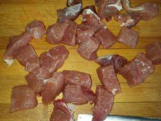 溜肉段烧茄子,猪肉改刀，切成2-3cm小块备用