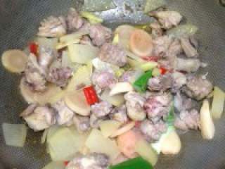 酸萝卜老鸭汤,鸭肉下锅翻炒至变色，倒入其它材料一起炒两分钟！