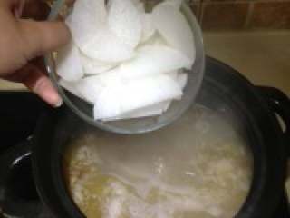 酸萝卜老鸭汤,将汤倒入汤煲内小火煲40分钟，出锅前放入白萝卜片煮熟后就可以出锅了!