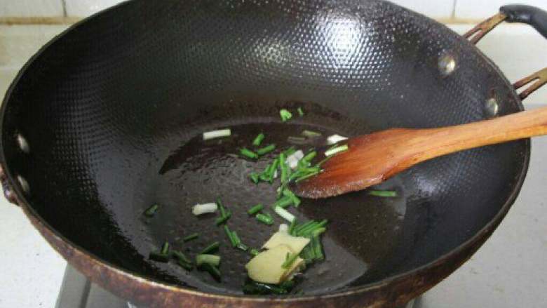 栗子烧鸡翅,锅中少许油，爆香葱姜。