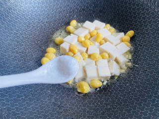白果炖豆腐,根据个人口味加入适量盐