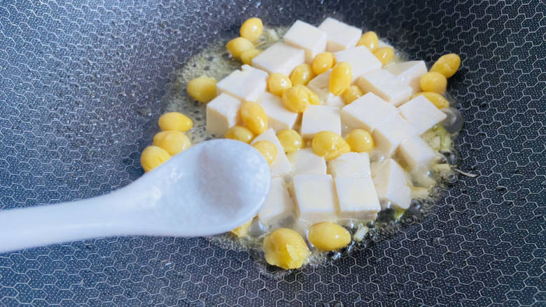 白果炖豆腐,根据个人口味加入适量盐