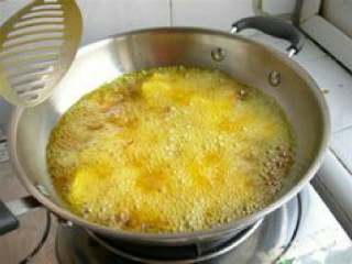 拔丝地瓜, 锅中加入适量的大豆油。油加热到5至6成热时候放入地瓜，调到中火。