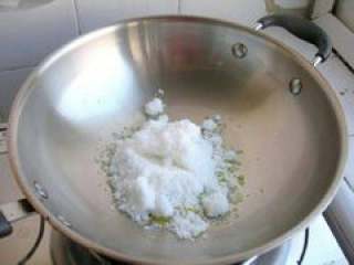拔丝地瓜,把锅中的油倒出来，锅中放入适量的白糖。
