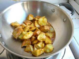 拔丝地瓜,倒入炸好的地瓜块快速翻拌均匀，即可出锅装盘。