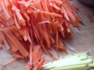 胡萝卜炒粉条,.胡萝卜和姜都切成丝备用。