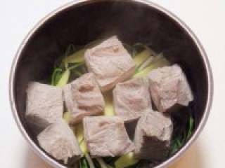 高压锅版东坡肉,将五花肉肉皮朝下放在锅内