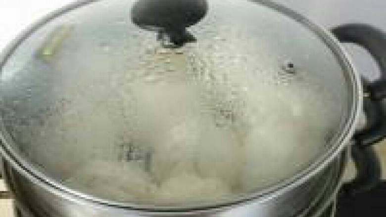 猪肉大包的做法,  蒸锅加入清水水开后放上蒸18分钟后再等5分钟打开出锅