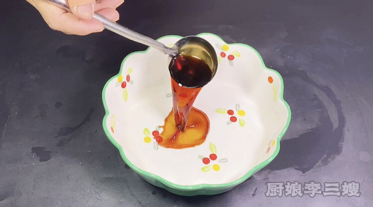 鲜香味美的辣卤竹节蛏制作方法,碗中加入一品鲜二勺