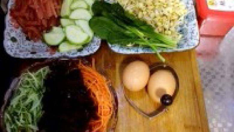 韩式拌饭,各种菜洗净、切好备用。
