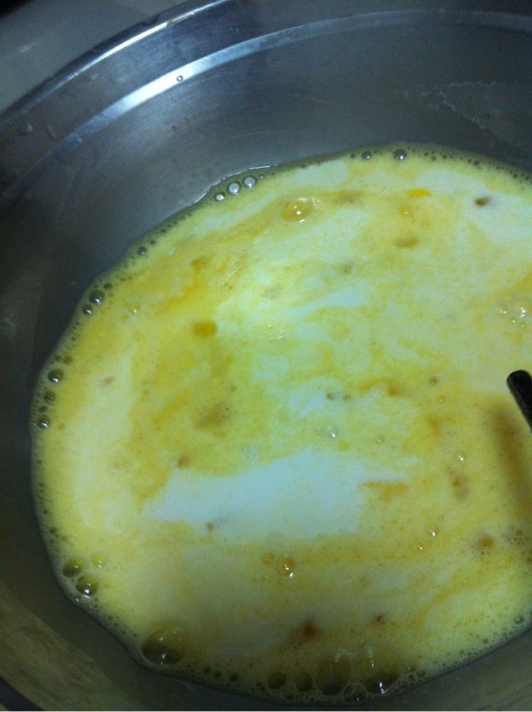 刺猬奶黄包,加入半袋牛奶搅拌均匀在加入两勺面粉搅拌均匀