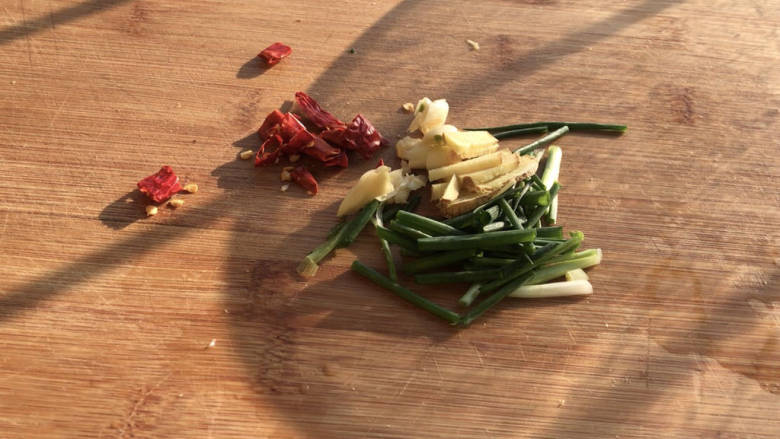 白菜炖豆渣,备好葱姜蒜和干红辣椒碎