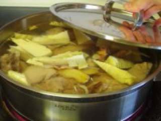 老鸭冬笋汤,将鸭肉、冬笋、火腿片、姜片一起放入锅里，一次性加入足够的温水
