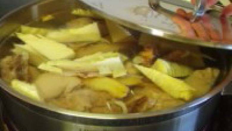 老鸭冬笋汤,将鸭肉、冬笋、火腿片、姜片一起放入锅里，一次性加入足够的温水
