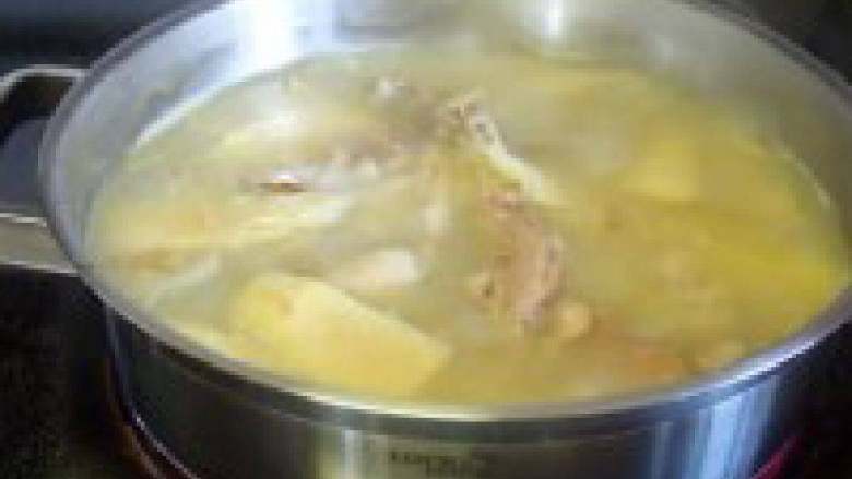老鸭冬笋汤,盖上盖子，大火煮开，转中小火慢炖至汤汁浓稠发白即可，大概需时3-4小时，起锅前加入少量盐调味即可。