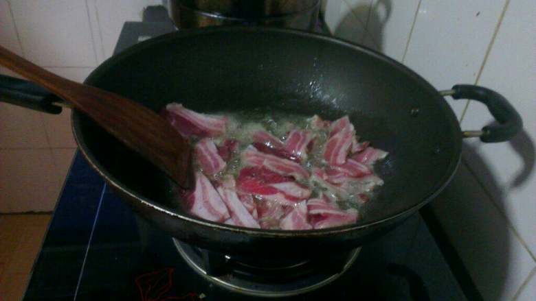猪肉炖酸菜,炒锅放油烧热，下肉片炒至变色；