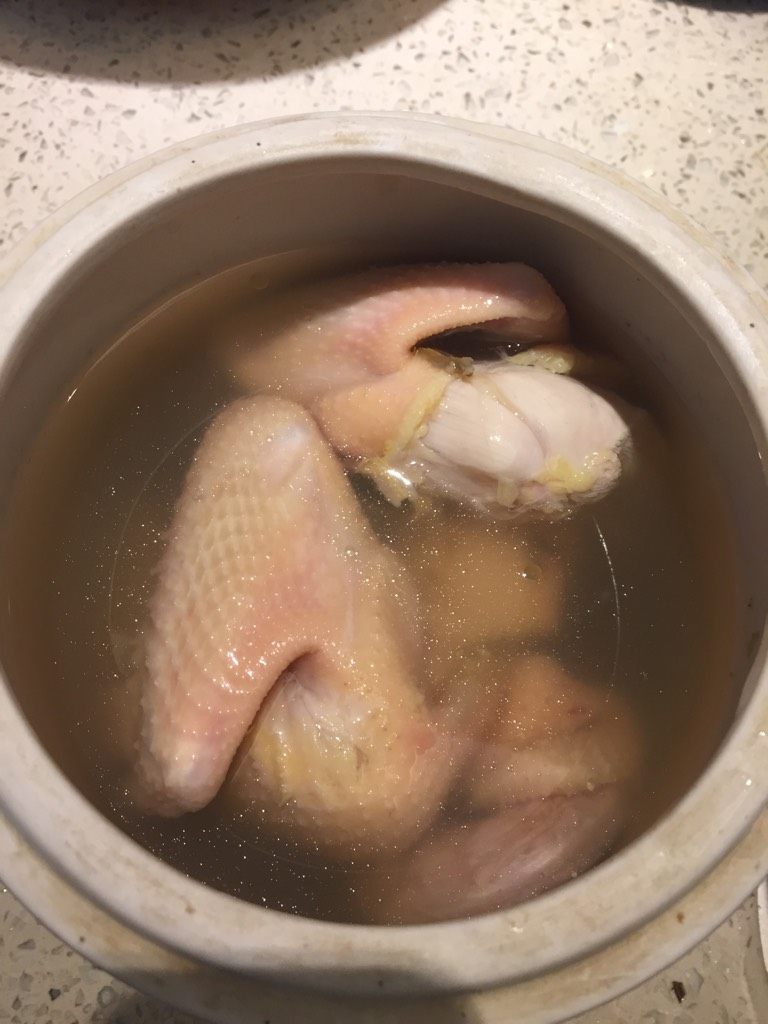 田七炖土鸡,如图放温开水将鸡掩盖