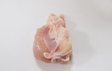 萌到不忍吃掉 日本网友教你做“贵宾狗”炸鸡块,将鸡肉切成小块做出狗的身体和头部造型。
